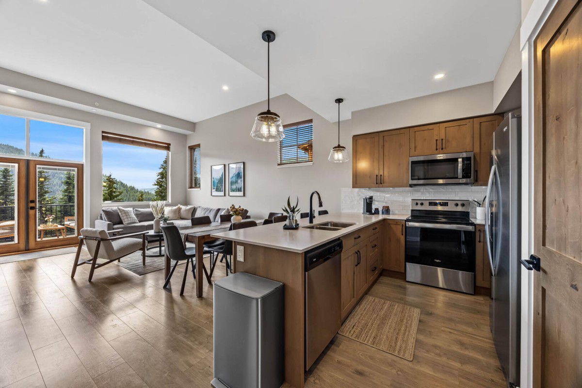 Bear Country Property Management (2018) Ltd.-Powder Heights #06-image-1