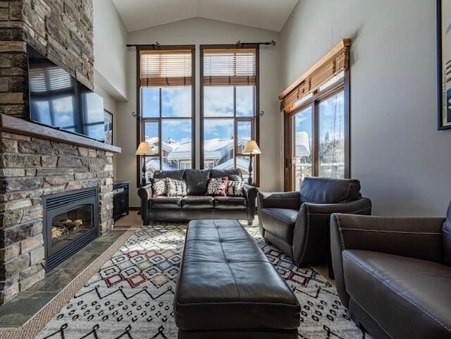 Bear Country Property Management (2018) Ltd.-Stones Throw #17-image-1