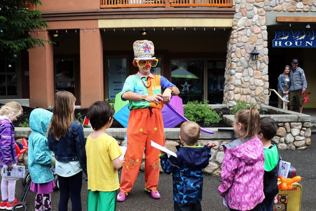 clown with children